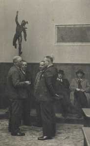 300304 Afbeelding van een onderonsje op de wekelijkse graanbeurs in de Handelsbeurs (Mariaplaats 13) te Utrecht onder ...